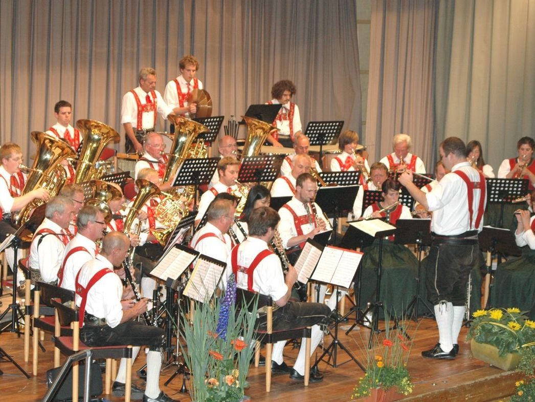 Die Trachtenkapelle Riezlern spielt am Sa. 5. Mai im Walserhaus auf. Die Trachtenkapelle Riezlern spielt am Sa. 5. Mai im Walserhaus auf.