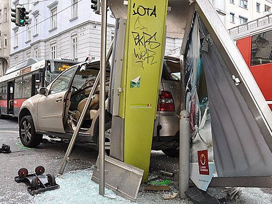 Bei dem Unfall in Josefstadt wurde eine Pkw-Lenkerin gegen eine Telefonzelle geschleudert Bei dem Unfall in Josefstadt wurde eine Pkw-Lenkerin gegen eine Telefonzelle geschleudert