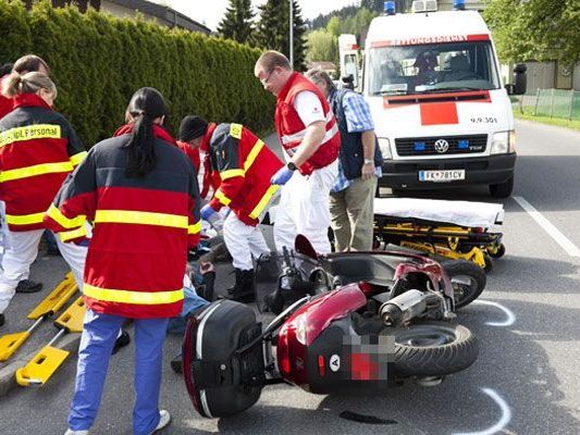 Der 73-jährige Mopedfahrer musste mit verdacht auf Rückenverletzungen ins LKH Feldkirch eingeliefert werden. Der 73-jährige Mopedfahrer musste mit verdacht auf Rückenverletzungen ins LKH Feldkirch eingeliefert werden.