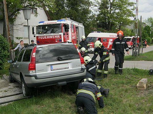 Als der Pkw in Steinabrückl (Wiener Neustadt) auf einem Stein strandete, musste die Feuerwehr helfen