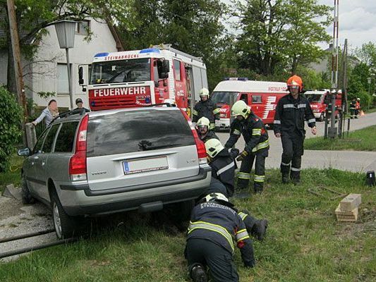 Als der Pkw in Steinabrückl (Wiener Neustadt) auf einem Stein strandete, musste die Feuerwehr helfen Als der Pkw in Steinabrückl (Wiener Neustadt) auf einem Stein strandete, musste die Feuerwehr helfen