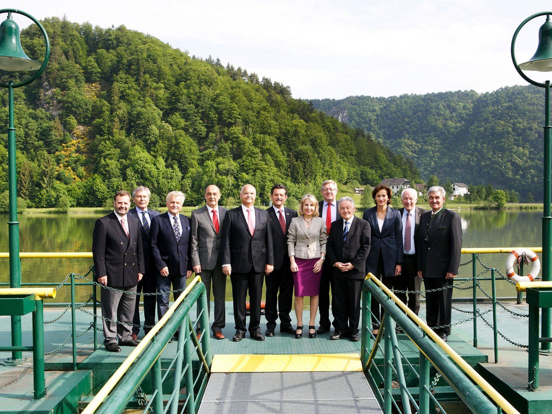 Im oberösterreichischen Haibach ob der Donau tagten Österreichs Landtagspräsidenten (v.l.): Hans Penz (Niederösterreich), Gerhard Steirer (Burgenland), Bundesratspräsident Gregor Hammerl, Manfred Wegscheider (Steiermark.), Harry Kopietz (Wien), Josef Lobnig (Kärnten), Julia Unterberger (Südtirol), Friedrich Bernhofer (Oberösterreich), LH Josef Pühringer, Bernadette Mennel (Vorarlberg), Herwig van Staa (Tirol), Simon Illmer (Salzburg). Im oberösterreichischen Haibach ob der Donau tagten Österreichs Landtagspräsidenten (v.l.): Hans Penz (Niederösterreich), Gerhard Steirer (Burgenland), Bundesratspräsident Gregor Hammerl, Manfred Wegscheider (Steiermark.), Harry Kopietz (Wien), Josef Lobnig (Kärnten), Julia Unterberger (Südtirol), Friedrich Bernhofer (Oberösterreich), LH Josef Pühringer, Bernadette Mennel (Vorarlberg), Herwig van Staa (Tirol), Simon Illmer (Salzburg).
