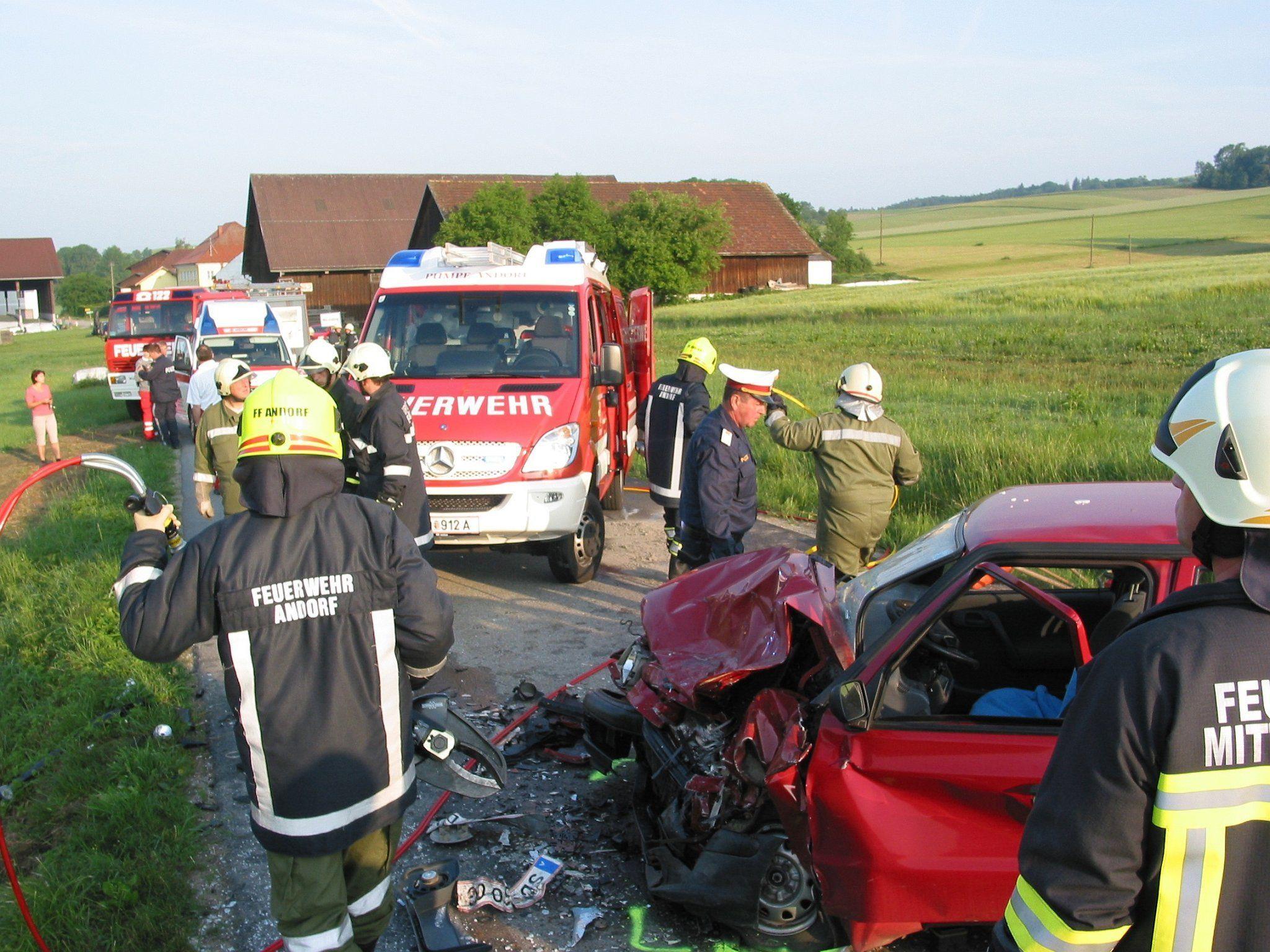 Bei einem Frontalcrash in Diersbach wurden zwei junge Menschen zum Teil schwer verletzt.