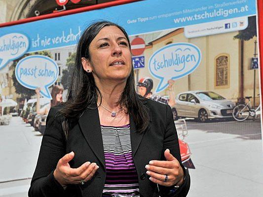 Vizebürgermeisterin Maria Vassilakou vor einem Plakat für "tschuldigen", die Kampagne für mehr Rücksicht im Straßenverkehr