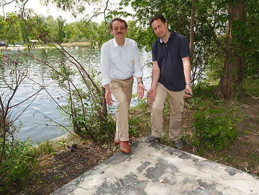 Josef Bitzinger und Markus Grießler stehen dort, wo auf der Donauinsel keine Mobil-WCs sind
