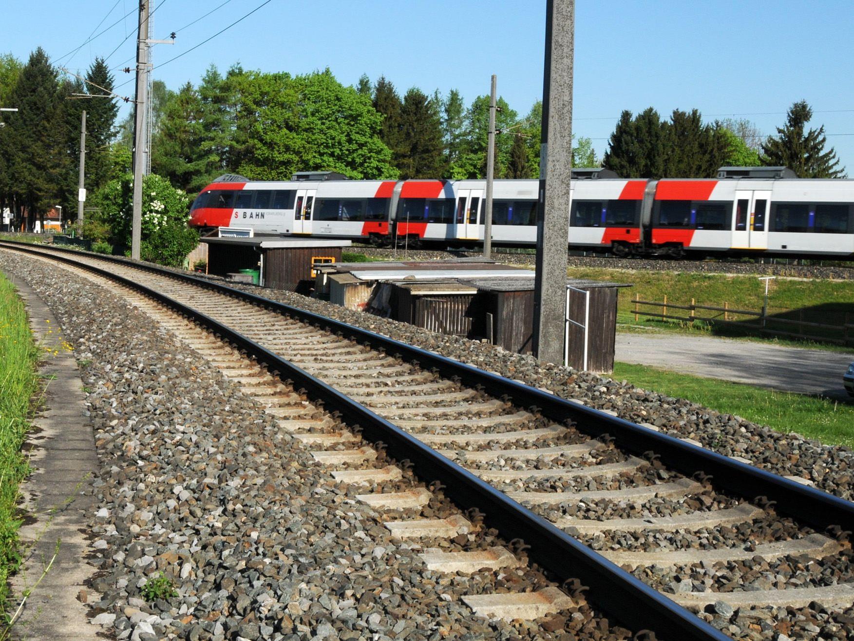 Im Hintergrund die S-Bahn aus Richtung Bregenz nach Hard, das Gleis vorne ist meist ungenutzt.