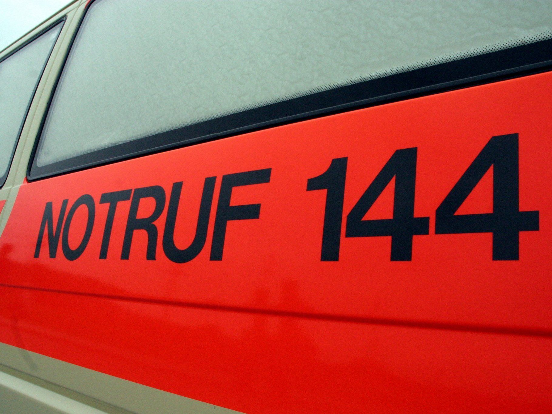 Sanitäter wurde suspendiert - Mädchen hatte sich Finger bei Holztür eingeklemmt Sanitäter wurde suspendiert - Mädchen hatte sich Finger bei Holztür eingeklemmt