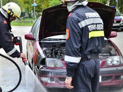 Nachdem ein Busfahrer den Fahrzeugbrand entdeckte und bereits mit dem Handfeuerlöscher eingegriffen hatte, hatte die Feuerwehr nicht mehr viel zu tun. Nachdem ein Busfahrer den Fahrzeugbrand entdeckte und bereits mit dem Handfeuerlöscher eingegriffen hatte, hatte die Feuerwehr nicht mehr viel zu tun.