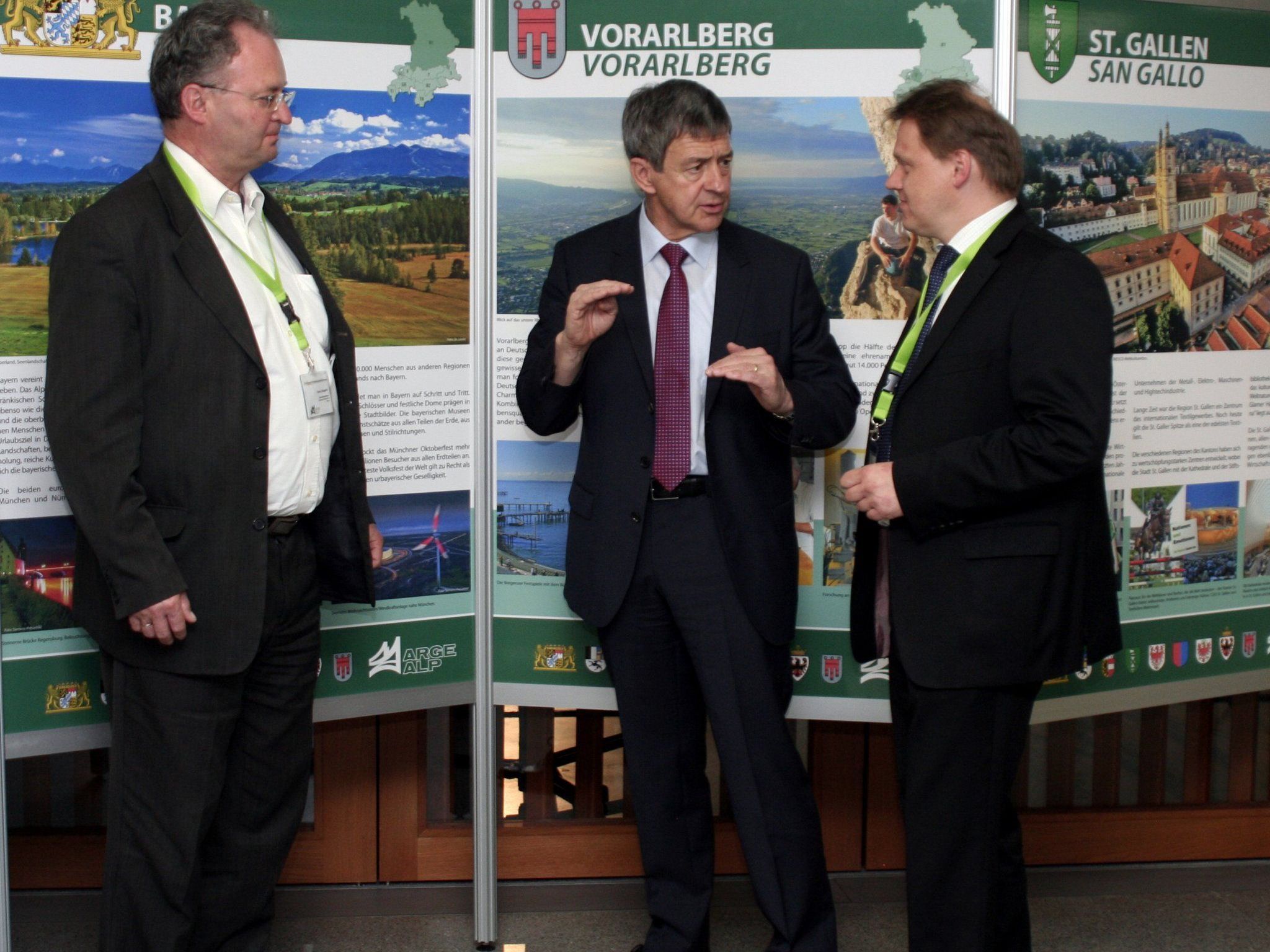 Arno Zengerle Bürgermeister Wildpoldsried, Regierungsrat Willi Haag, Stephan Kleiner, Vertreter der bayrischen Energieagentur. Arno Zengerle Bürgermeister Wildpoldsried, Regierungsrat Willi Haag, Stephan Kleiner, Vertreter der bayrischen Energieagentur.