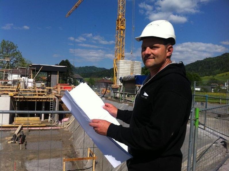 Baupolier Dietmar Kohler erläutert die Fortschritte der Bauarbeiten am Werkraumhaus in Andelsbuch. Baupolier Dietmar Kohler erläutert die Fortschritte der Bauarbeiten am Werkraumhaus in Andelsbuch.