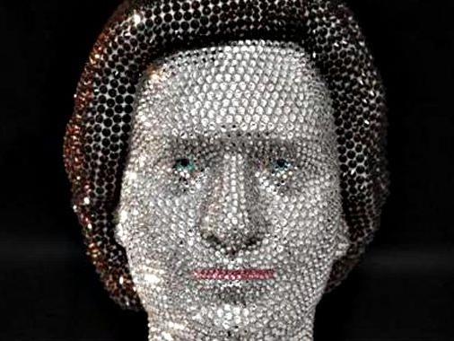 Ein wenig unheimlich ist die Büste von Karl-Heinz Grasser aus 3500 Swarovski-Kristallen