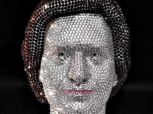 Ein wenig unheimlich ist die Büste von Karl-Heinz Grasser aus 3500 Swarovski-Kristallen Ein wenig unheimlich ist die Büste von Karl-Heinz Grasser aus 3500 Swarovski-Kristallen