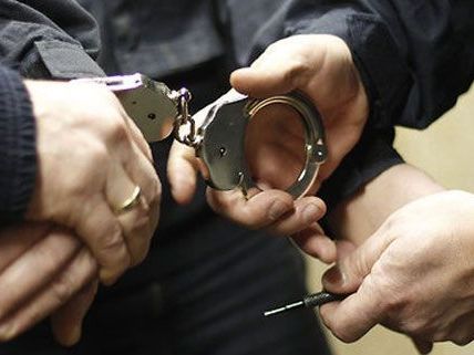 Vor elf Jahren hat ein 79-Jähriger seine Ex-Frau in Favoriten ermordet, jetzt muss er sich vor Gericht verantworten. Vor elf Jahren hat ein 79-Jähriger seine Ex-Frau in Favoriten ermordet, jetzt muss er sich vor Gericht verantworten.
