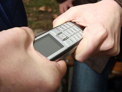 Der Verdächtige bedrohte zwei Schüler mit einem Messer und raubte ihnen anschließend ihre Handys. Der Verdächtige bedrohte zwei Schüler mit einem Messer und raubte ihnen anschließend ihre Handys.