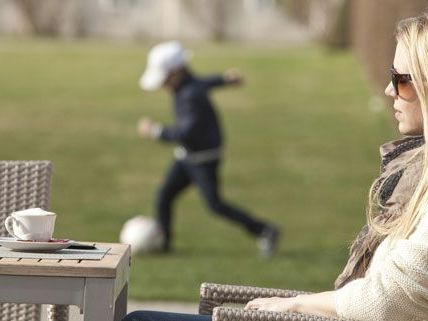 Eltern können beim Kidsbrunch entspannen, denn ihre Kinder werden gut betreut und beschäftigt.