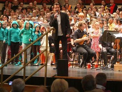 Die jungen Musikschüler - im Bild mit Stadtrat Oxonitsch - begeisterten das Publikum im Wiener Konzerthaus.