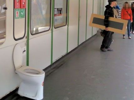 Wem es wohl gehört? Das "verlassene WC" der Kettenbrückengasse. Wem es wohl gehört? Das "verlassene WC" der Kettenbrückengasse.