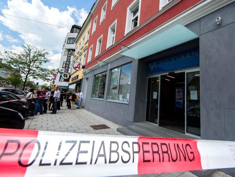 Zwei vermummte Männer zündeten in dieser Linzer Bank eine Flüssigkeit an. Zwei vermummte Männer zündeten in dieser Linzer Bank eine Flüssigkeit an.