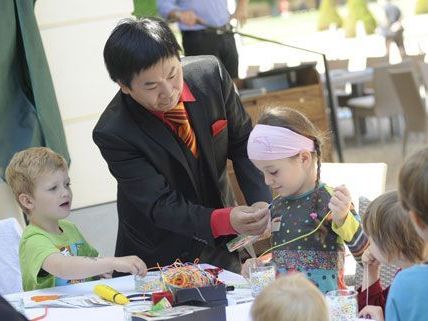 Während die Eltern den Brunch im décor genießen, werden die Kinder "verzaubert". Während die Eltern den Brunch im décor genießen, werden die Kinder "verzaubert".