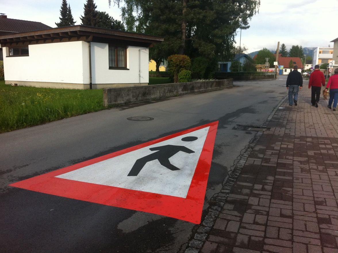 Neue Bodenmarkierungen (KG Eicheleweg) sorgen für erhöhte Aufmerksamkeit für kleine Fußgänger.