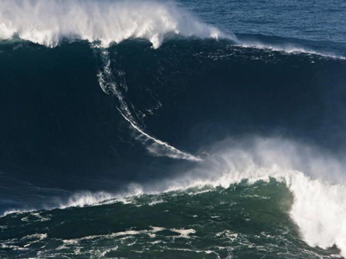 November 2011: Garrett Mc Namara gelingt ein Ritt auf einer fast 24 Meter hohen Welle.