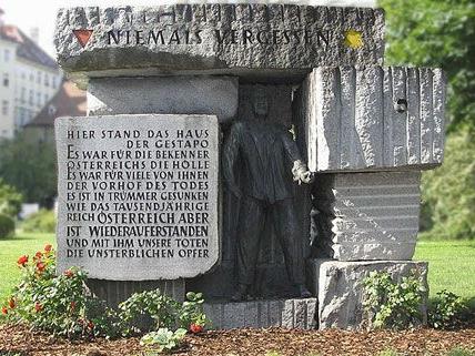 Am Denkmal der Opfer der Gestapo wurde am Montag zum Gedenken ein Kranz niedergelegt.