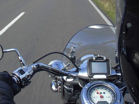 Motorrad schlitterte ohne den Lenker gegen Pkw. Motorrad schlitterte ohne den Lenker gegen Pkw.