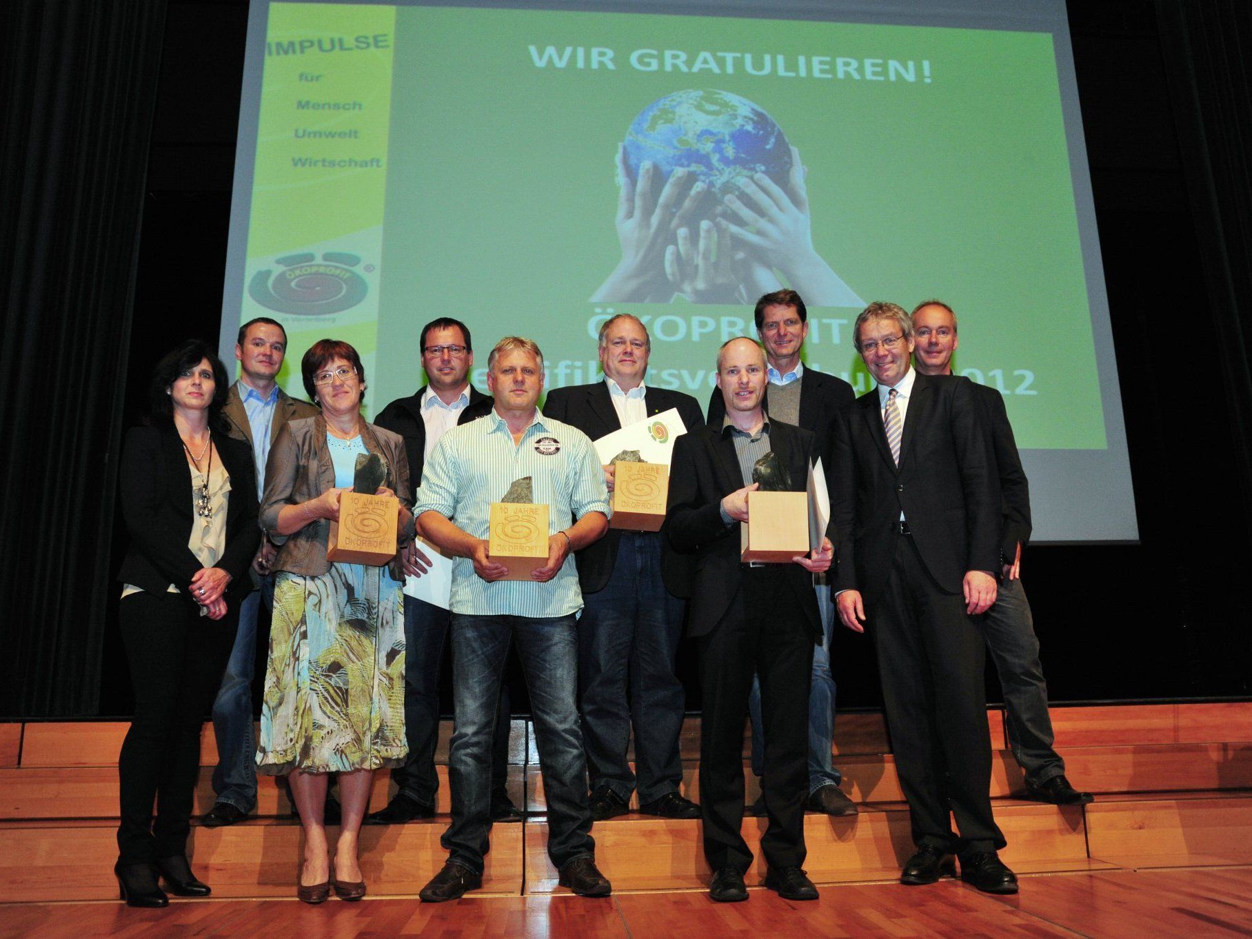 Gemeinsam mit den Bürgermeistern der Standortgemeinden überreichte Landesstatthalter Karlheinz Rüdisser die Zertifikate an die stolzen Unternehmerinnen und Unternehmer. Gemeinsam mit den Bürgermeistern der Standortgemeinden überreichte Landesstatthalter Karlheinz Rüdisser die Zertifikate an die stolzen Unternehmerinnen und Unternehmer.