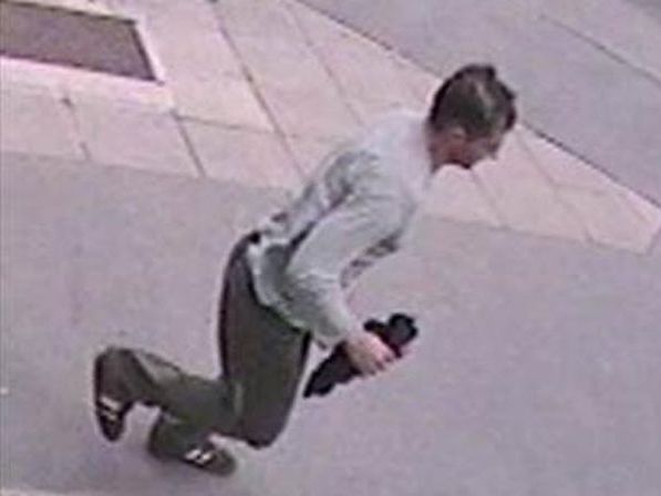 Hat jemand diesen Mann nach einem Trafikraub in Floridsdorf gesehen? Hinweise bitte an die Polizei Hat jemand diesen Mann nach einem Trafikraub in Floridsdorf gesehen? Hinweise bitte an die Polizei