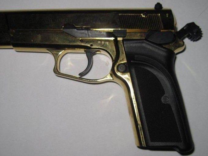 Ein 47-jähriger Mann bedrohte eine dreifache Mutter in einem Park in Wien-Ottakring mit einer goldenen Pistole.