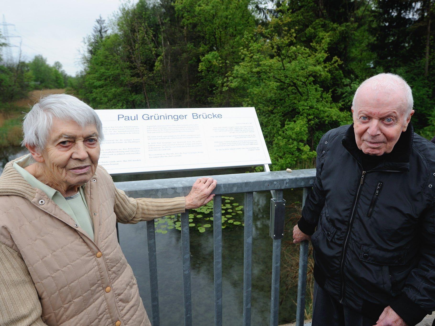 Ruth Roduner-Grüninger und Robert Kreutner enthüllten die Gedenktafel.