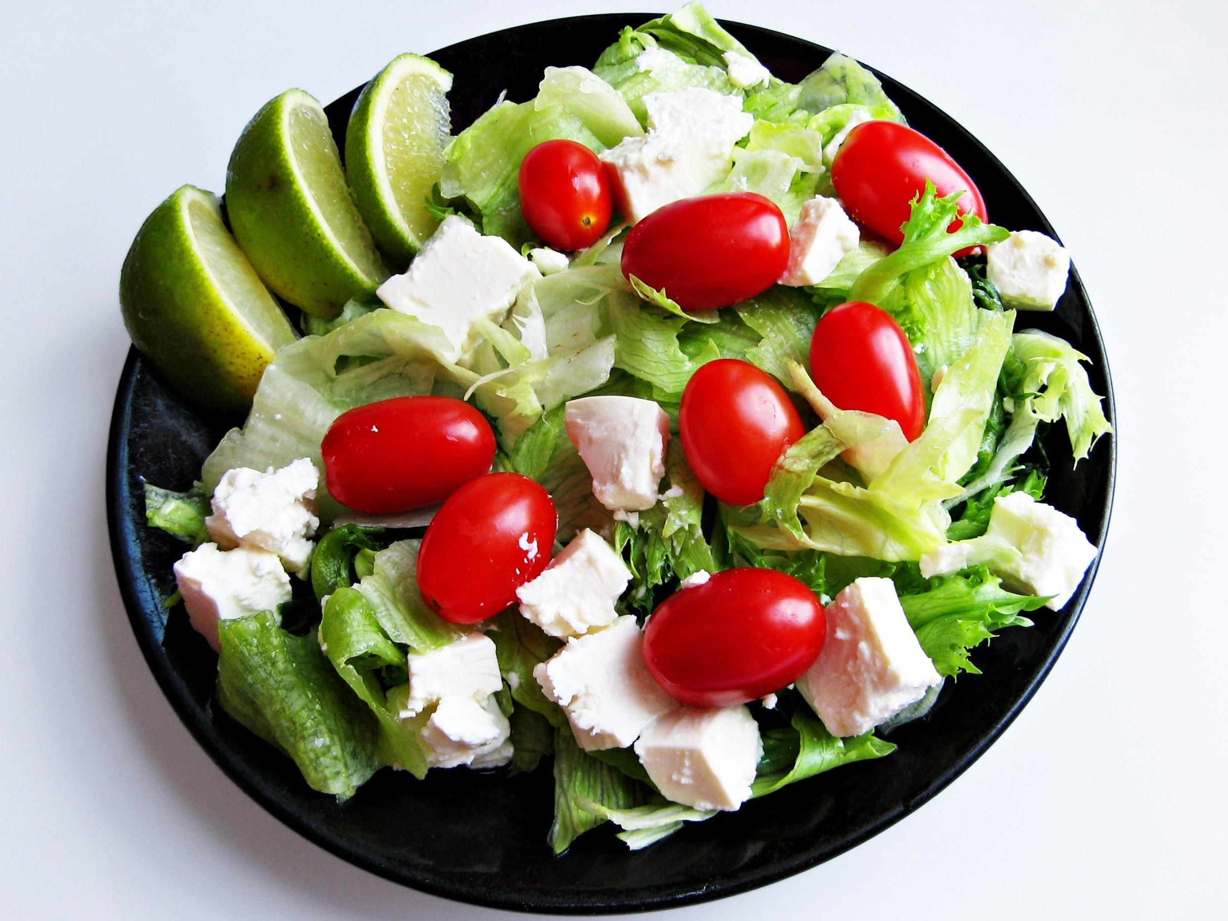 Statt dem Griff zum Fertigprodukt rät die AK zu frischem Salat.