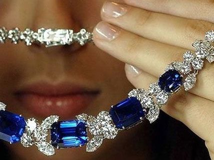Der junge Mann soll aus Geldnot den Schmuck der Eltern seiner Freundin gestohlen haben. Der junge Mann soll aus Geldnot den Schmuck der Eltern seiner Freundin gestohlen haben.