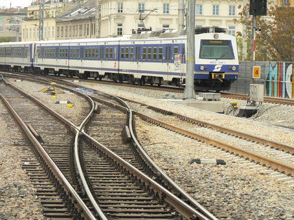 Die Schnellbahn zwischen Wien-Mitte und Meidling steht: Oberleitungsschaden