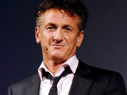 Sean Penn besucht ebenso das Charity-Ereignis.