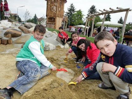 Aud dem neuen Spielplatz in Simmering dreht sich alles um die Themen Zug und Bahn.