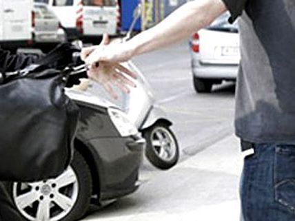 Die Jugendlichen entrissen dem Schüler mitten auf der Straße die Tasche. Die Jugendlichen entrissen dem Schüler mitten auf der Straße die Tasche.