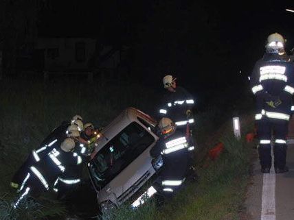 Warum der Fahrer von der Straße abkam, ist unklar. Er wurde bei dem Unfall verletzt. Warum der Fahrer von der Straße abkam, ist unklar. Er wurde bei dem Unfall verletzt.