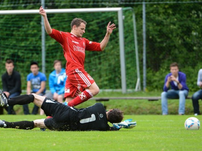 Wolfurt Tormann Thomas Fetz im Zweikampf mit Heli Hafner. Wolfurt Tormann Thomas Fetz im Zweikampf mit Heli Hafner.