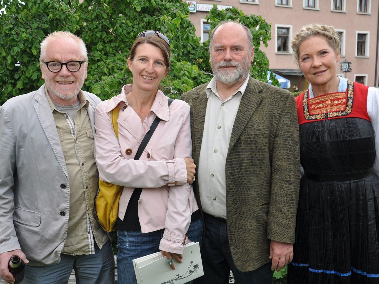 Tone Fink, Autorin Daniela Egger, Autor Kurt Bracharz und Annemarie Kaufmann stilecht in der Juppe.
