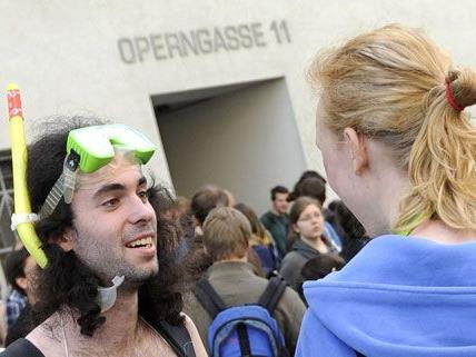 Gegen "chronische Unterfinanzierung" protestierten hunderte Studenten und Lehrende der TU Wien.