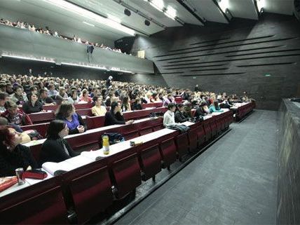 Einige Studierende wollen rechtliche Schritte gegen Uni-Gebühren einleiten. Einige Studierende wollen rechtliche Schritte gegen Uni-Gebühren einleiten.