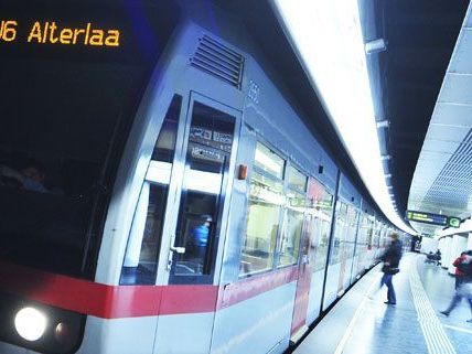 Als das Opfer einen der Täter am späteren Abend zufällig in der U-Bahn sah, bat er Passanten um Hilfe. Als das Opfer einen der Täter am späteren Abend zufällig in der U-Bahn sah, bat er Passanten um Hilfe.