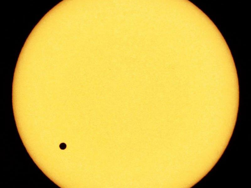 Eine Aufnahme des letzten Venus-Transits (die Venus als kleiner schwarze Punkt, in etwa 1/30 so groß wie die Sonnenscheibe) am 8. Juni 2004, aufgenommen in Pakistan.