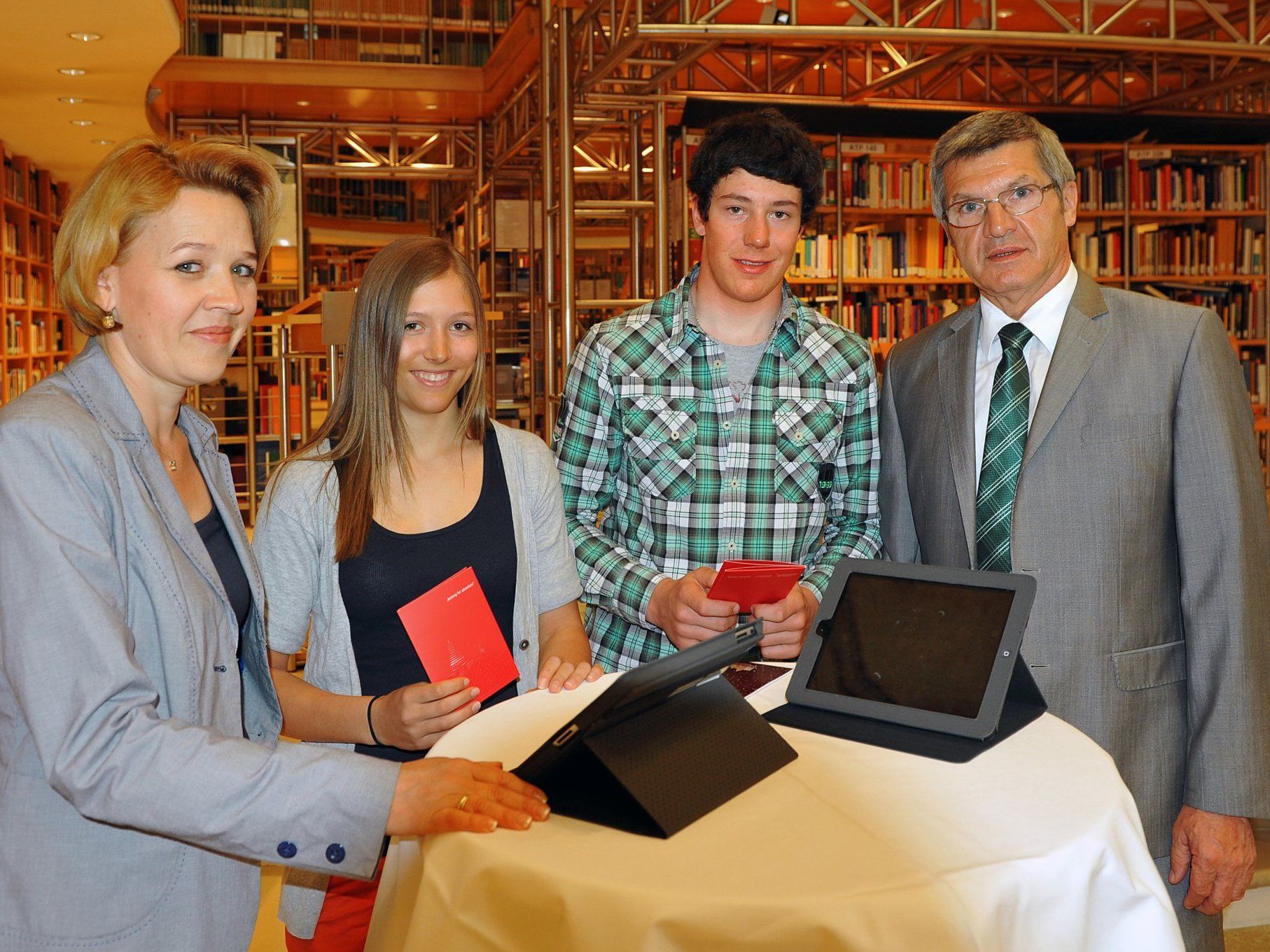 LR Kaufmann und LR Stemer bei der Übergabe der VLB-Card an die beiden Schüler Alexandra Scheyer und Mathias Graf. LR Kaufmann und LR Stemer bei der Übergabe der VLB-Card an die beiden Schüler Alexandra Scheyer und Mathias Graf.