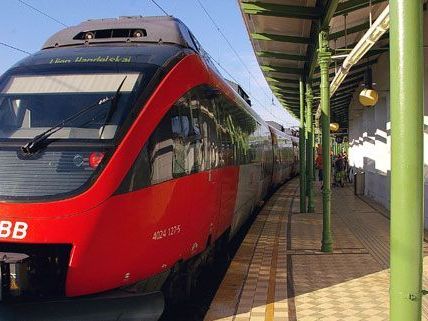 Zwischen Hütteldorf und Handelskai fährt die früher oft als "Geisterbahn" bezeichnete Wiener Vorortelinie. Zwischen Hütteldorf und Handelskai fährt die früher oft als "Geisterbahn" bezeichnete Wiener Vorortelinie.