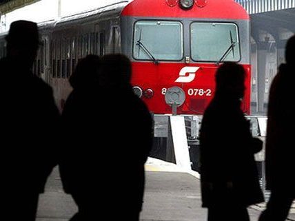 Der Zugführer konnte trotz Notbremsung nicht verhindern, dass der 12-Jährige verletzt wurde. Der Zugführer konnte trotz Notbremsung nicht verhindern, dass der 12-Jährige verletzt wurde.
