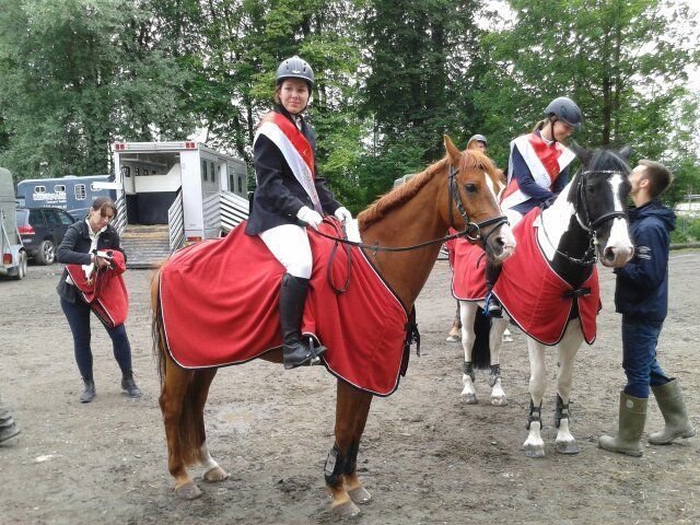 Landesmeisterin Alessa Leeb mit Ihrem Pony "Graf Schmidt" Landesmeisterin Alessa Leeb mit Ihrem Pony "Graf Schmidt"