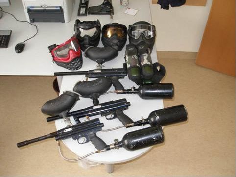 Auch diese Gaspistolen wurden sichergestellt Auch diese Gaspistolen wurden sichergestellt