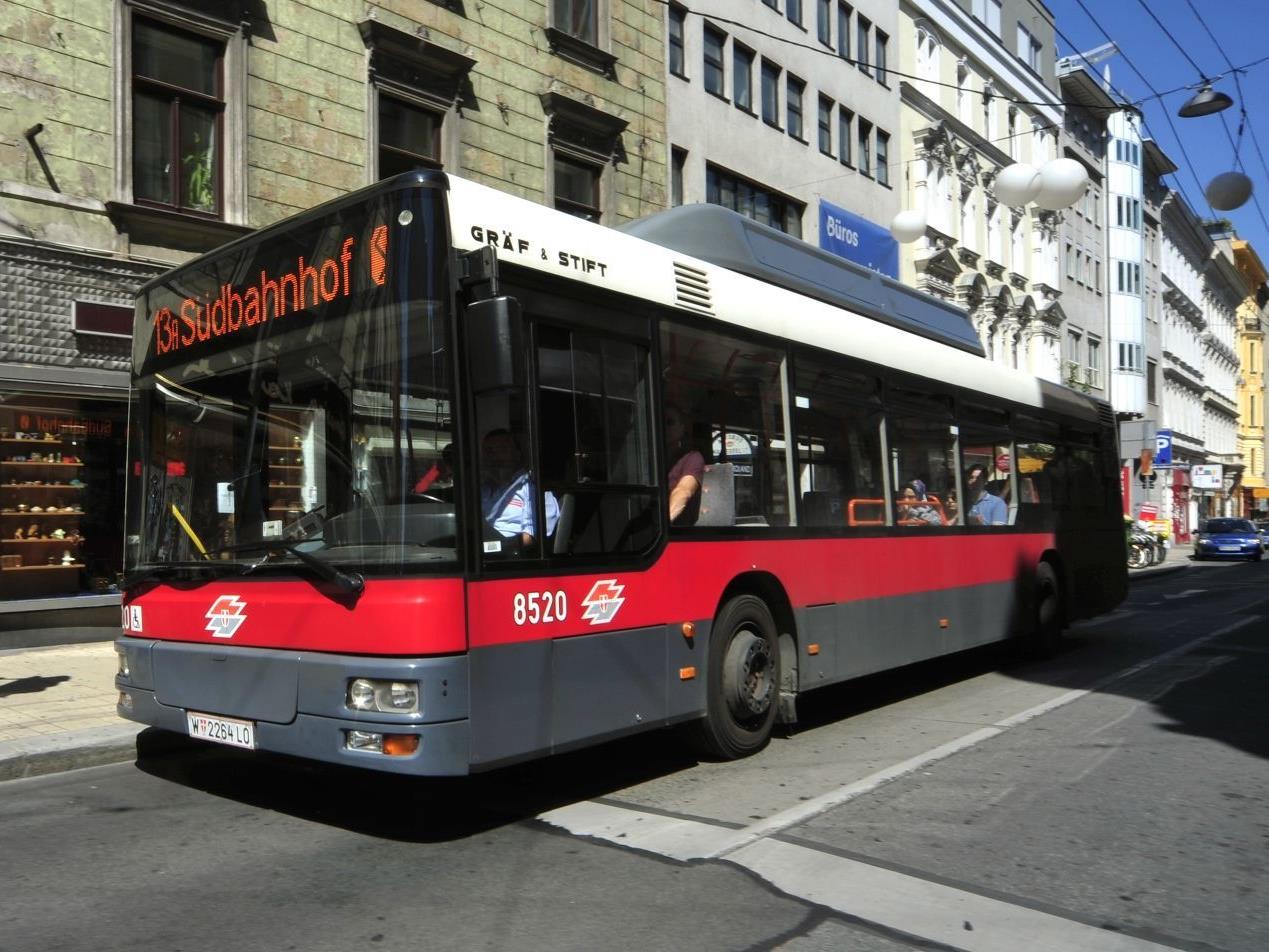 Der berüchtigte 13A soll zur Straßenbahn werden, fordern die Fahrgäste